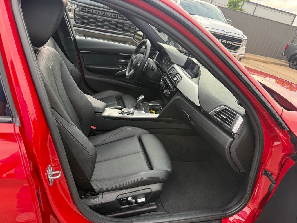 BMW 3 Series Vehicle Full-screen Gallery Image 10