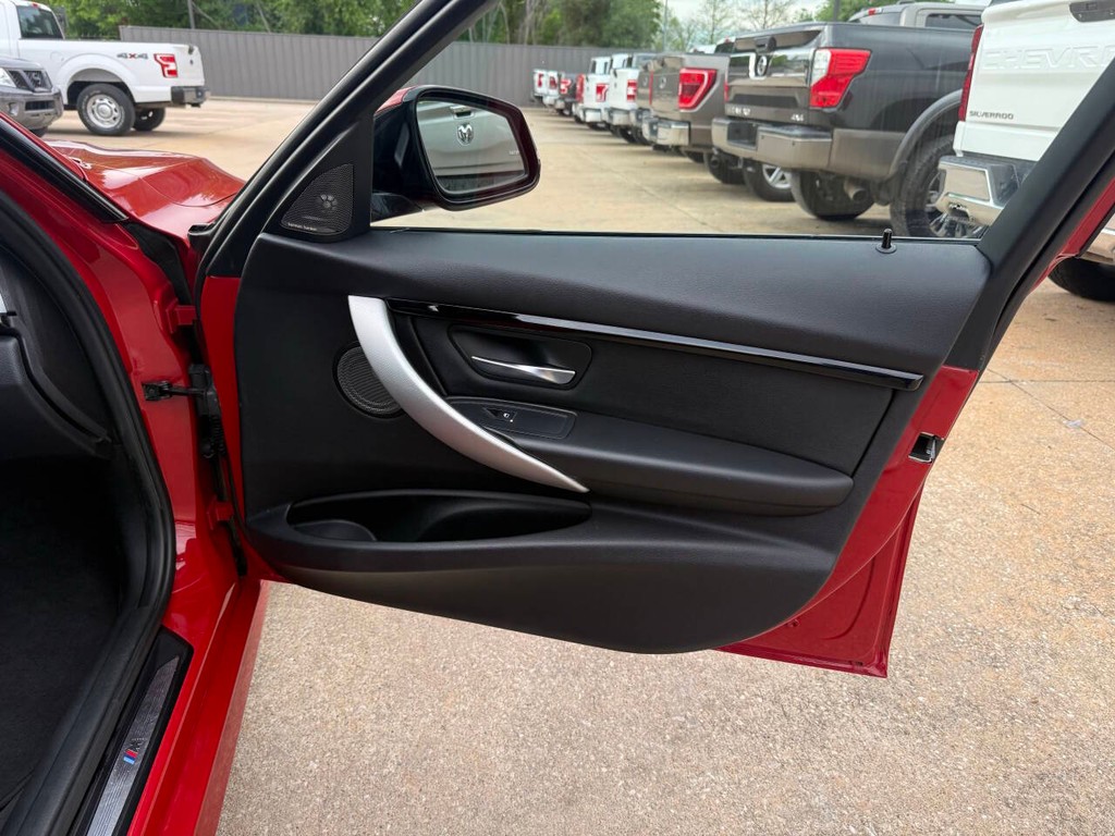 BMW 3 Series Vehicle Full-screen Gallery Image 11