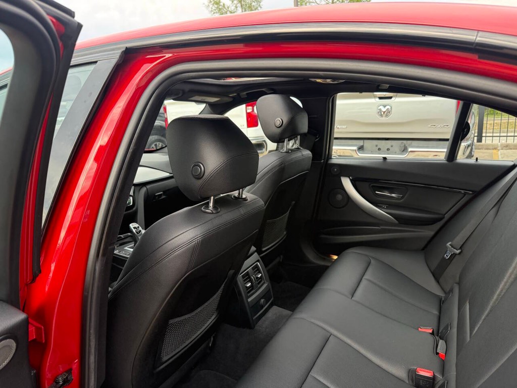 BMW 3 Series Vehicle Full-screen Gallery Image 12