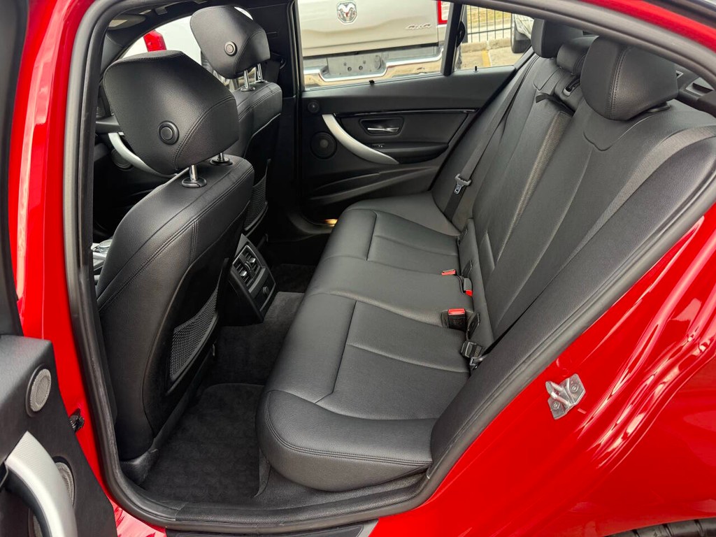 BMW 3 Series Vehicle Full-screen Gallery Image 13