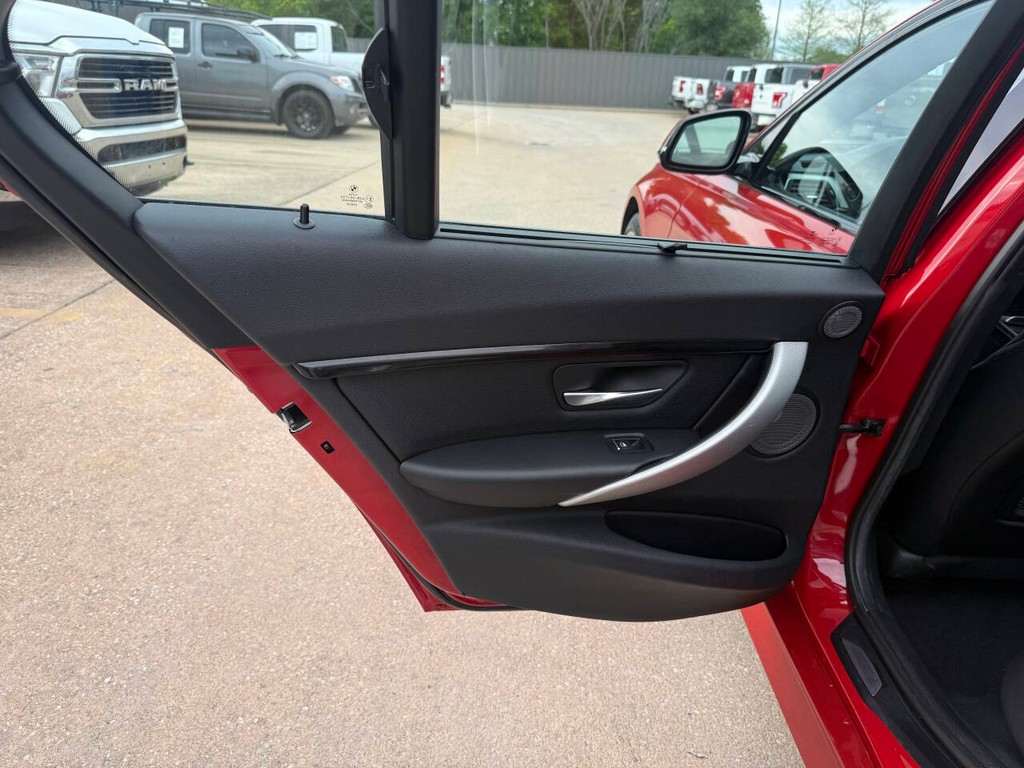 BMW 3 Series Vehicle Full-screen Gallery Image 14