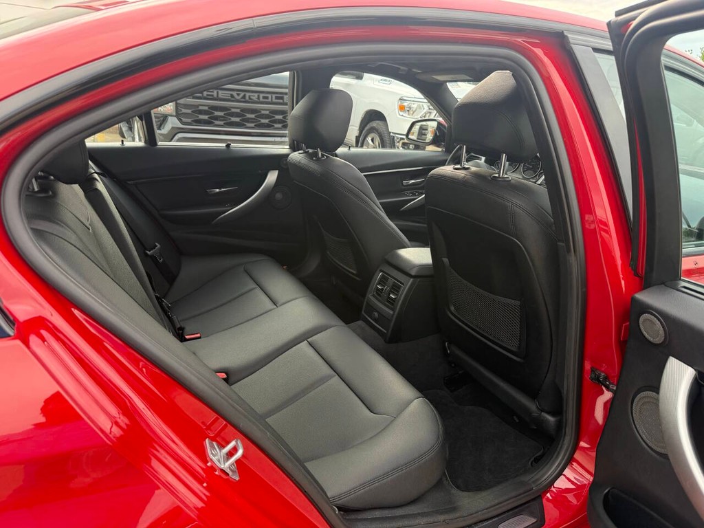 BMW 3 Series Vehicle Full-screen Gallery Image 15