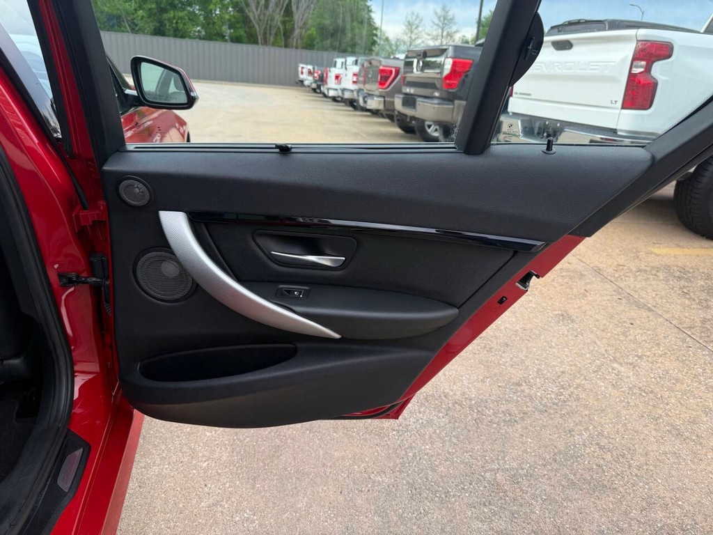 BMW 3 Series Vehicle Full-screen Gallery Image 16