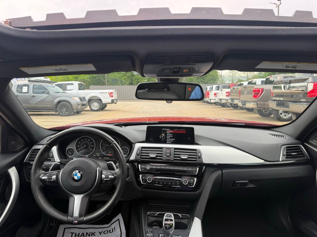 BMW 3 Series Vehicle Full-screen Gallery Image 17