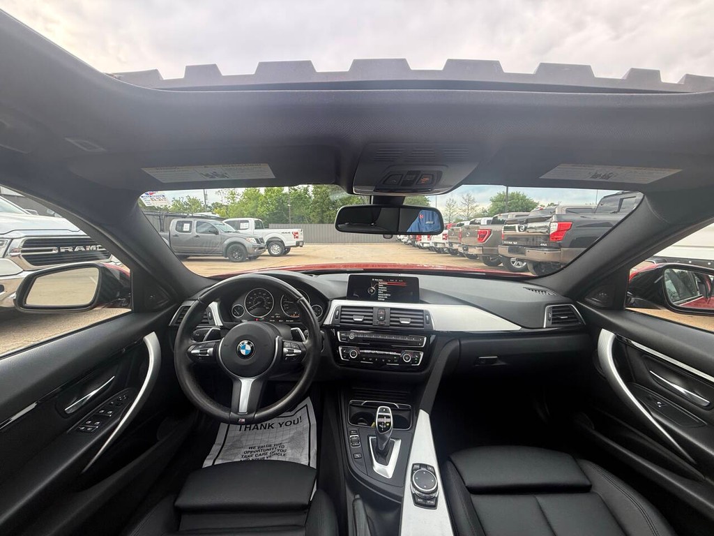 BMW 3 Series Vehicle Full-screen Gallery Image 18