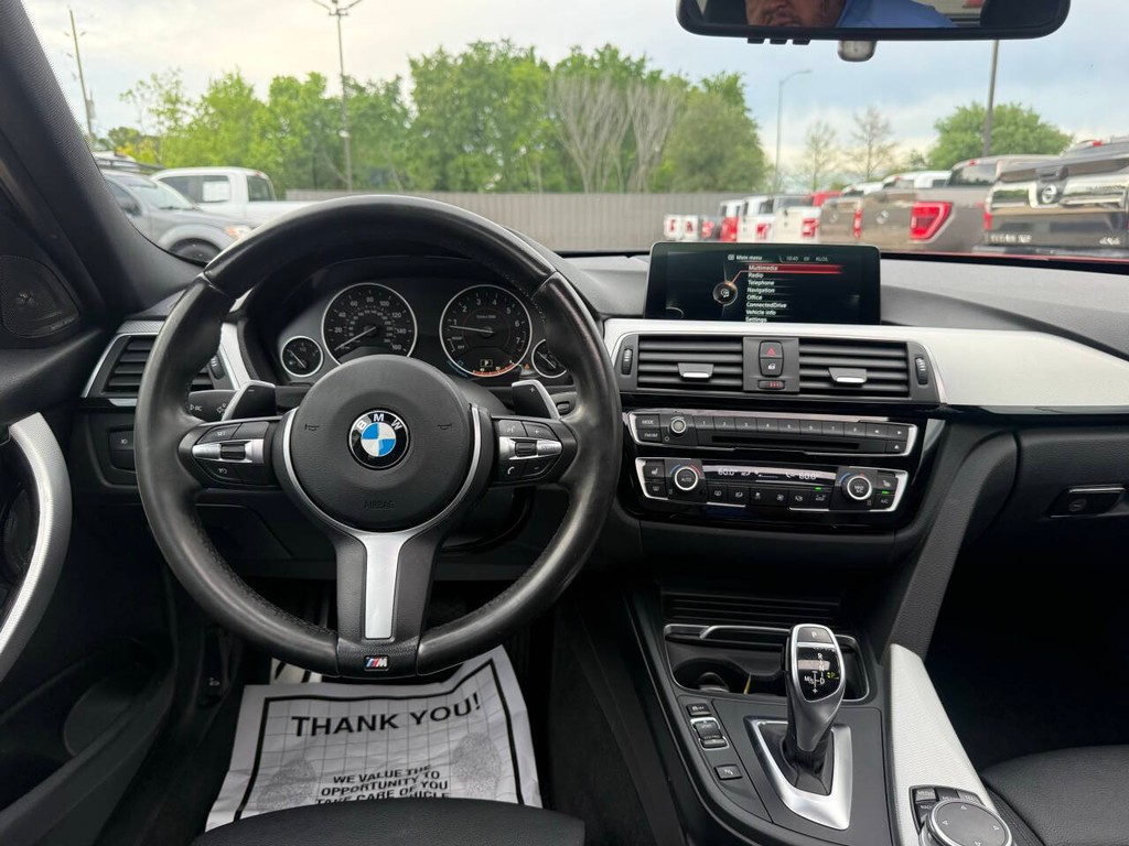 BMW 3 Series Vehicle Full-screen Gallery Image 21