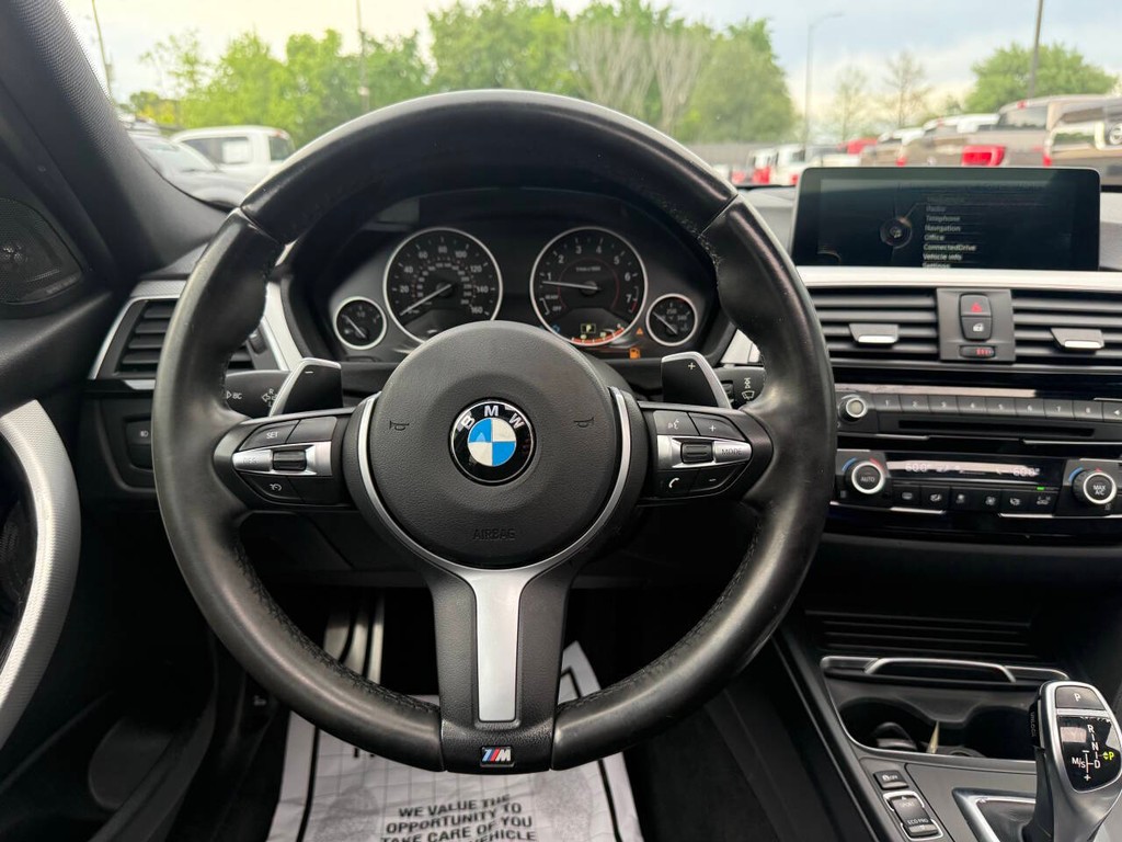 BMW 3 Series Vehicle Full-screen Gallery Image 22