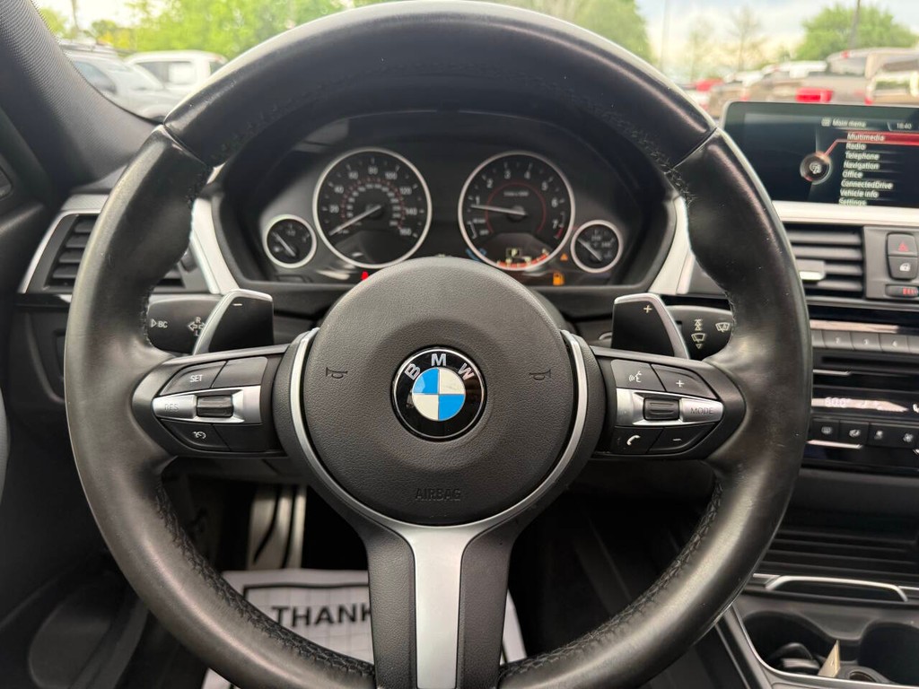 BMW 3 Series Vehicle Full-screen Gallery Image 23