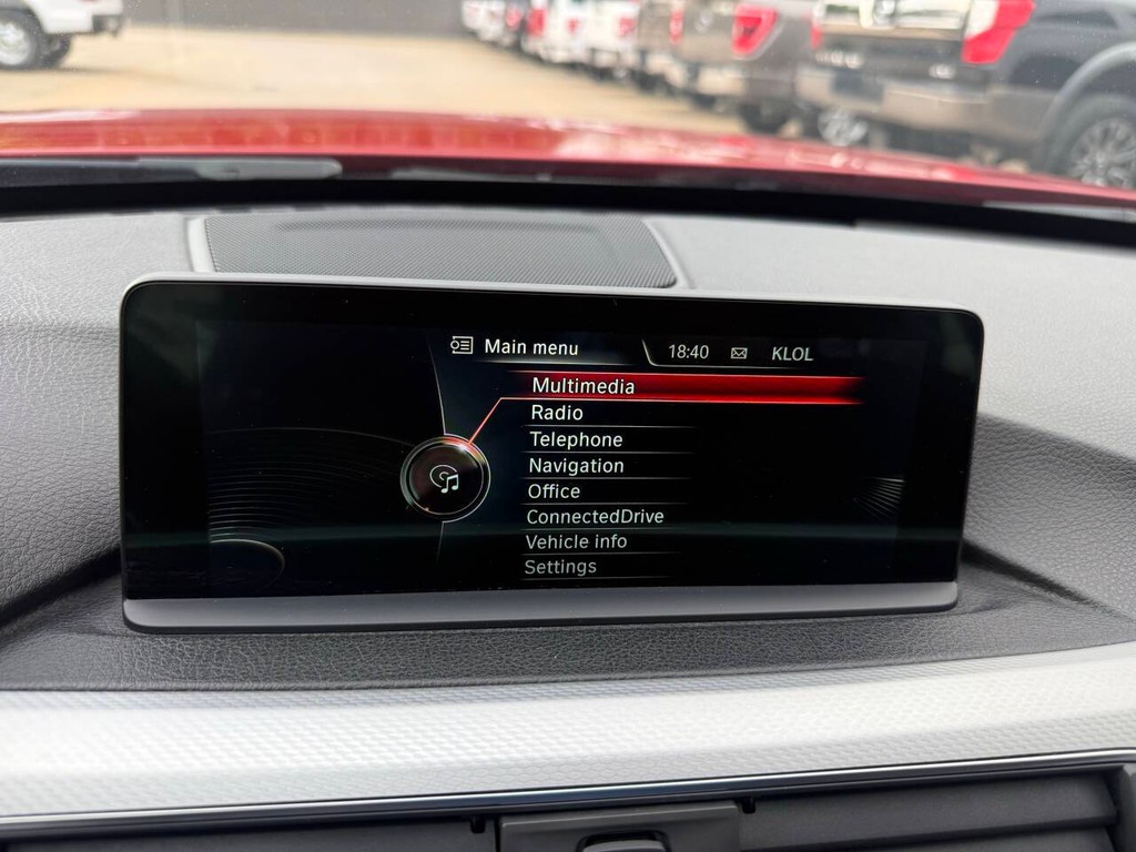 BMW 3 Series Vehicle Full-screen Gallery Image 25