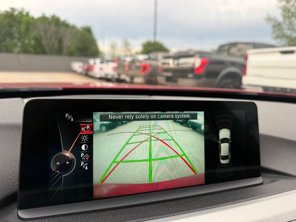 BMW 3 Series Vehicle Full-screen Gallery Image 27