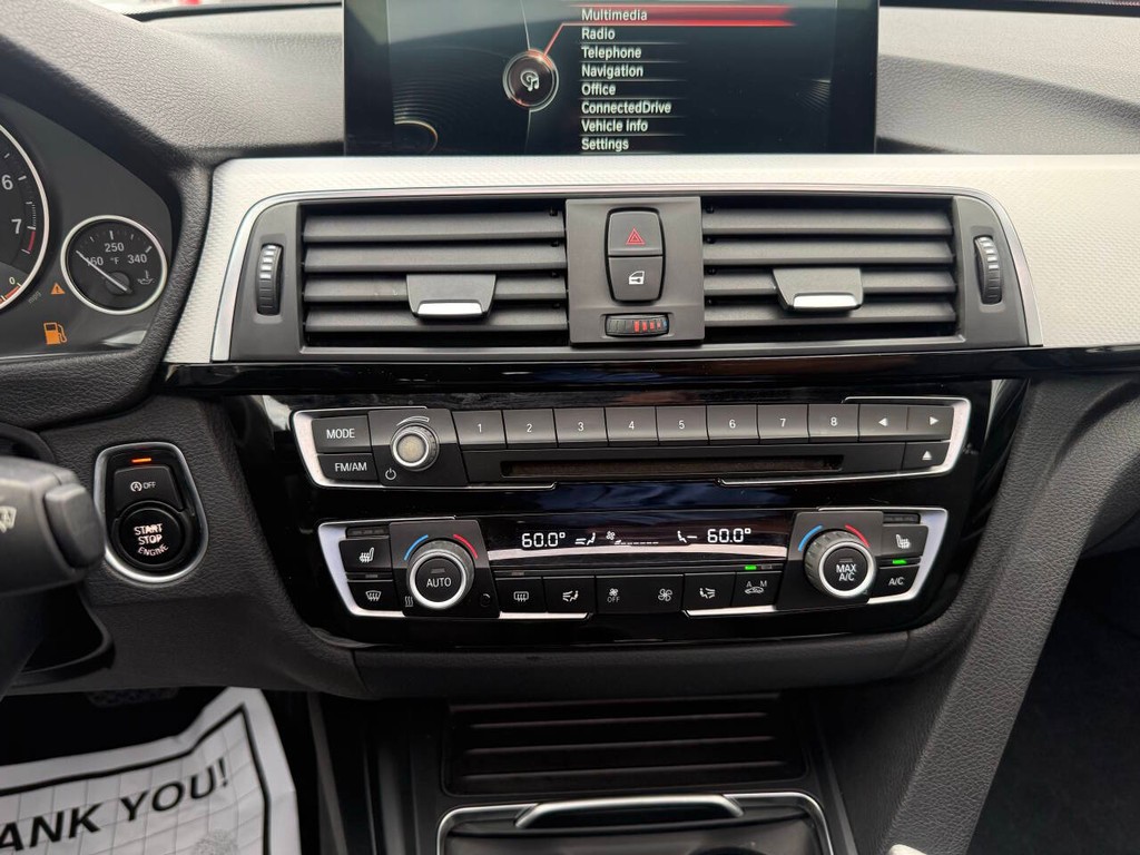 BMW 3 Series Vehicle Full-screen Gallery Image 28