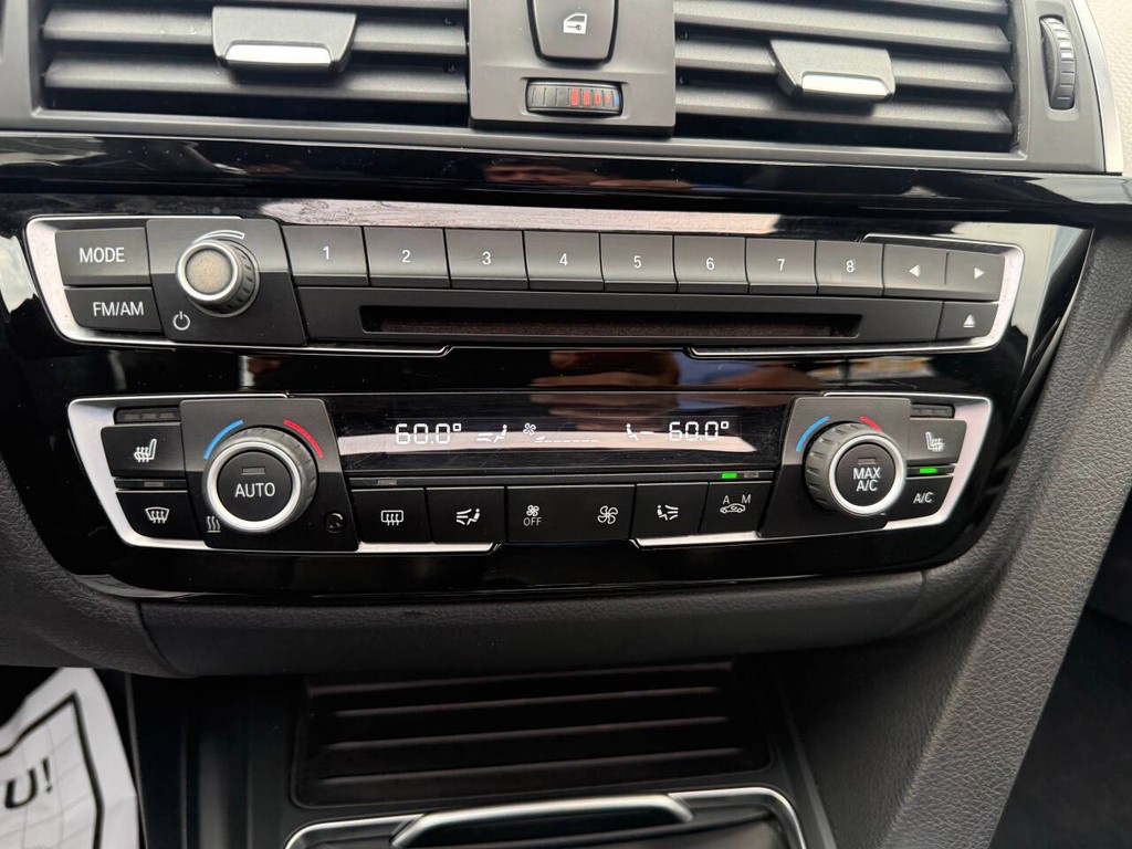 BMW 3 Series Vehicle Full-screen Gallery Image 29