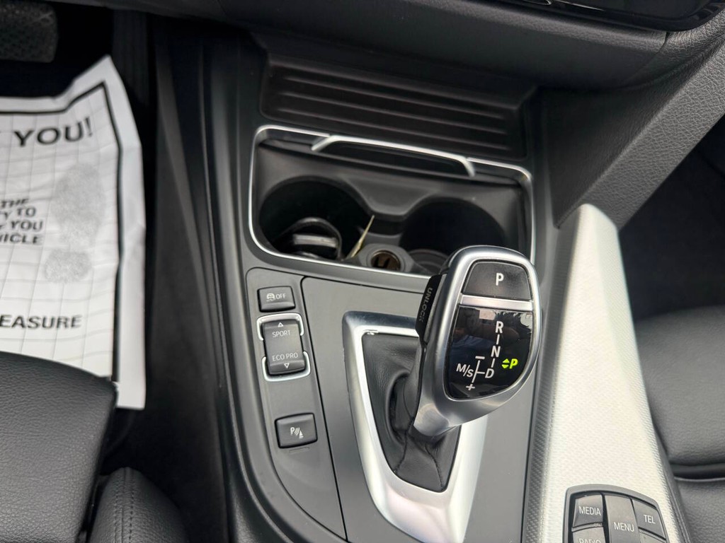 BMW 3 Series Vehicle Full-screen Gallery Image 30