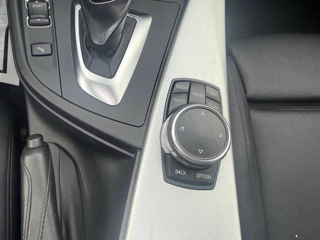 BMW 3 Series Vehicle Full-screen Gallery Image 31