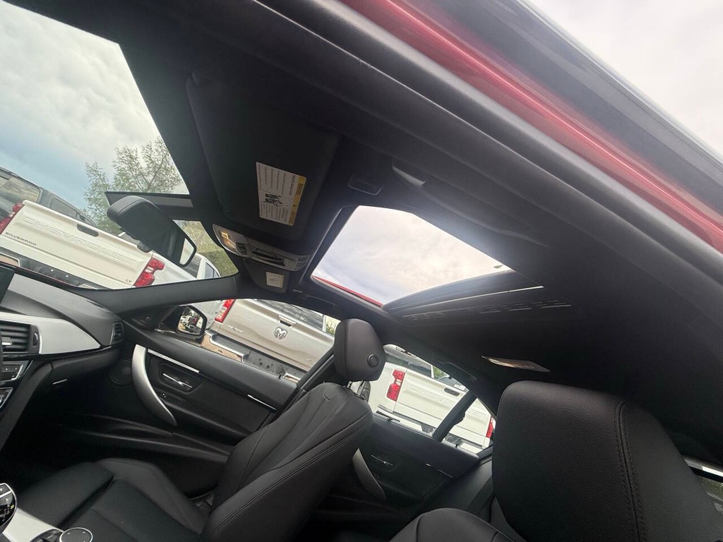 BMW 3 Series Vehicle Full-screen Gallery Image 32