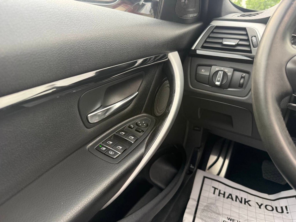 BMW 3 Series Vehicle Full-screen Gallery Image 33