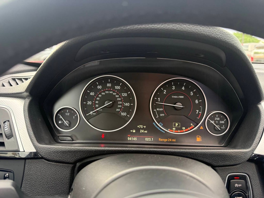 BMW 3 Series Vehicle Full-screen Gallery Image 34