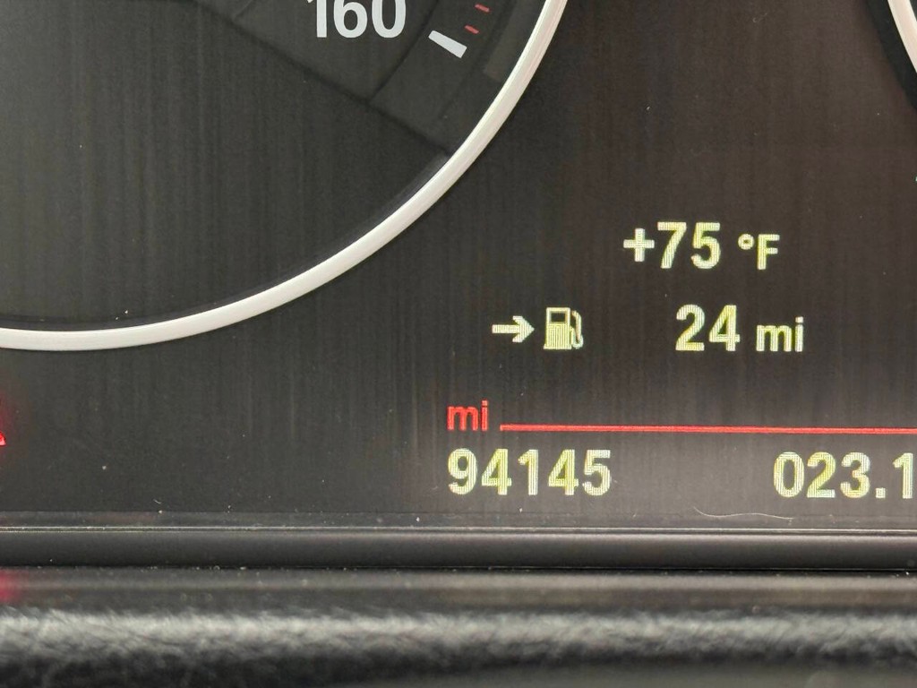 BMW 3 Series Vehicle Full-screen Gallery Image 35