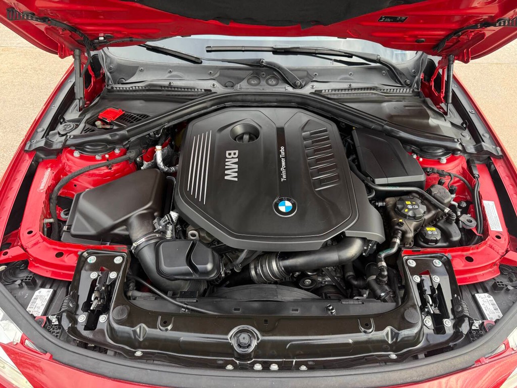 BMW 3 Series Vehicle Full-screen Gallery Image 37