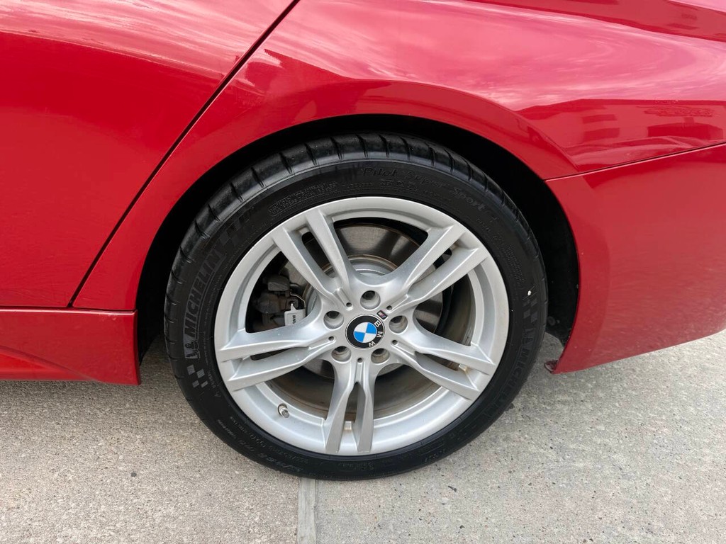 BMW 3 Series Vehicle Full-screen Gallery Image 38