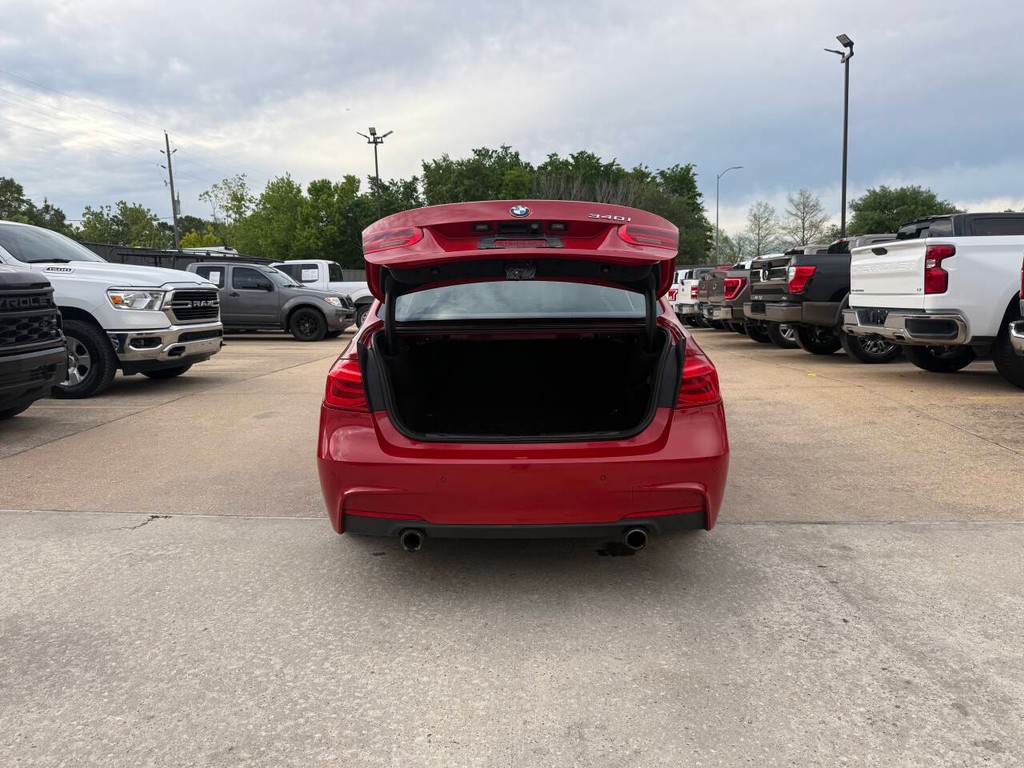 BMW 3 Series Vehicle Full-screen Gallery Image 39