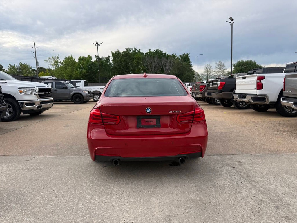 BMW 3 Series Vehicle Full-screen Gallery Image 40