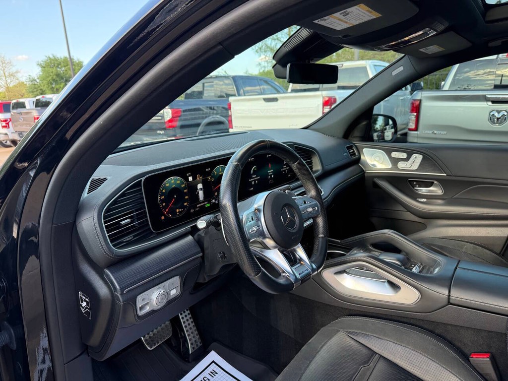 Mercedes-Benz GLE Vehicle Full-screen Gallery Image 06