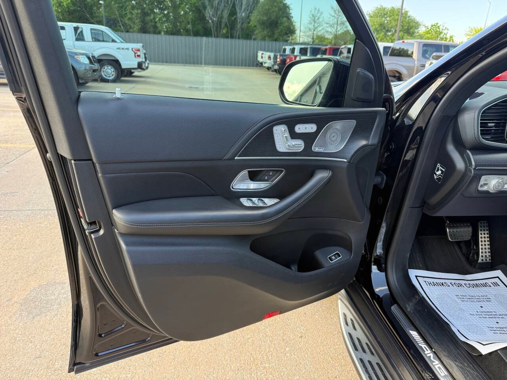 Mercedes-Benz GLE Vehicle Full-screen Gallery Image 08