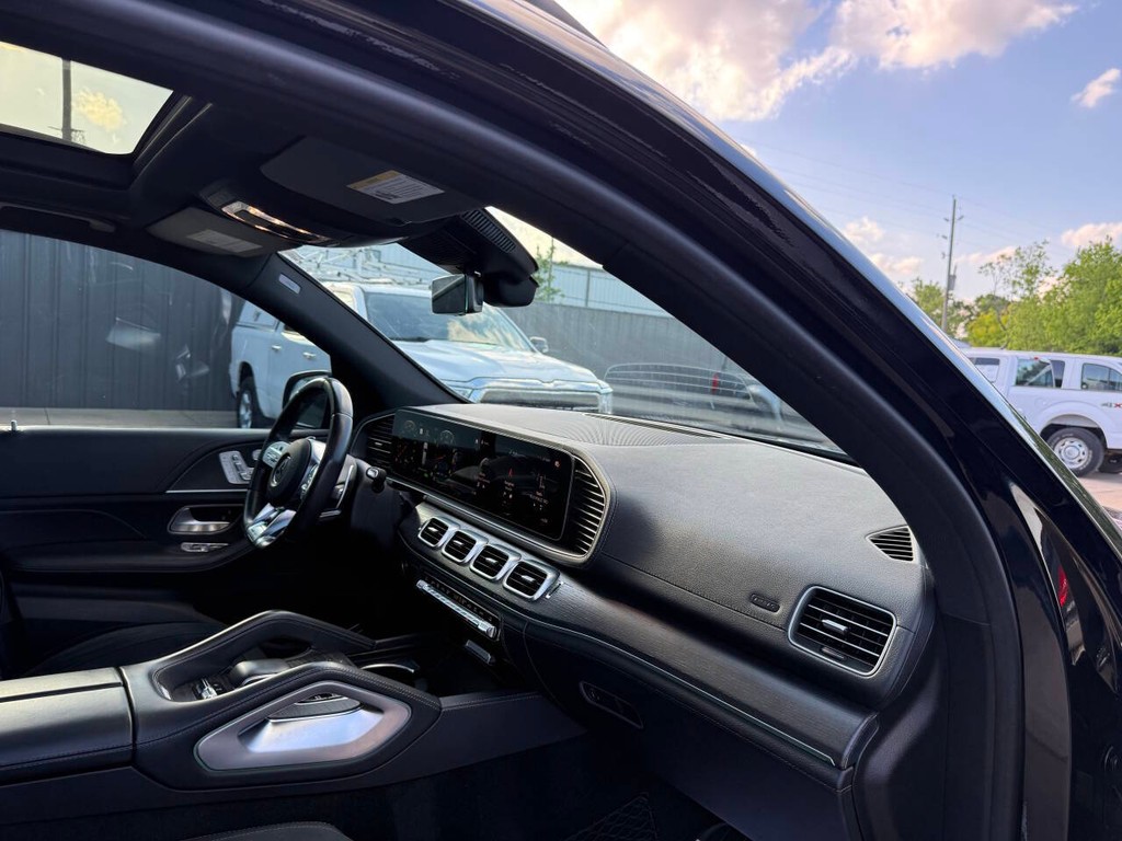 Mercedes-Benz GLE Vehicle Full-screen Gallery Image 09