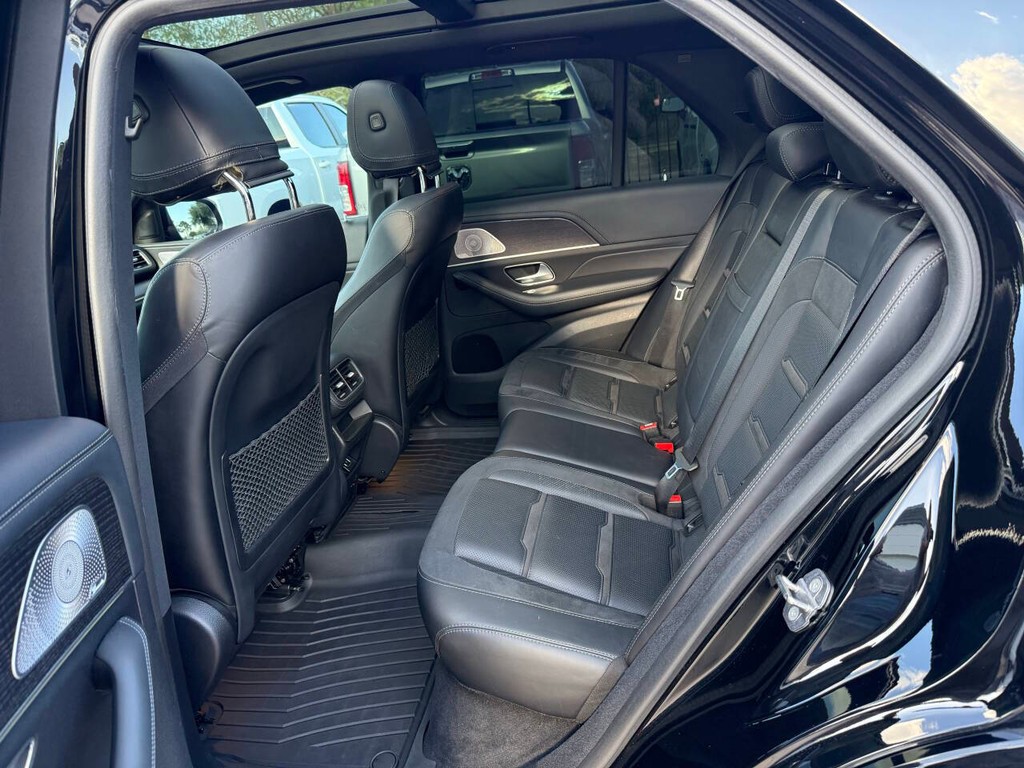 Mercedes-Benz GLE Vehicle Full-screen Gallery Image 13