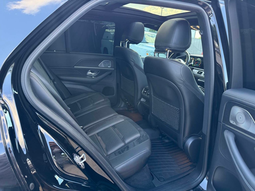 Mercedes-Benz GLE Vehicle Full-screen Gallery Image 15