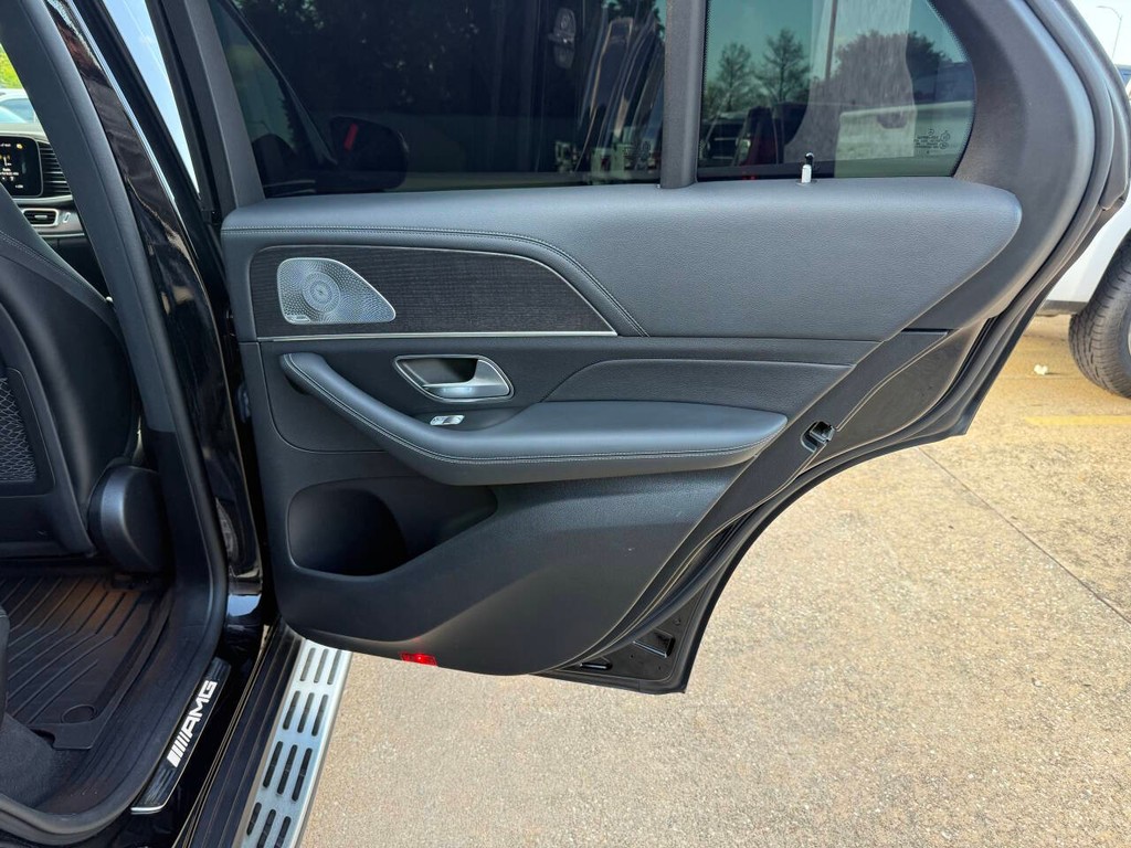 Mercedes-Benz GLE Vehicle Full-screen Gallery Image 16