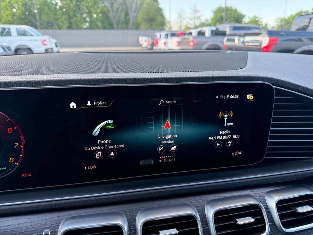 Mercedes-Benz GLE Vehicle Full-screen Gallery Image 24