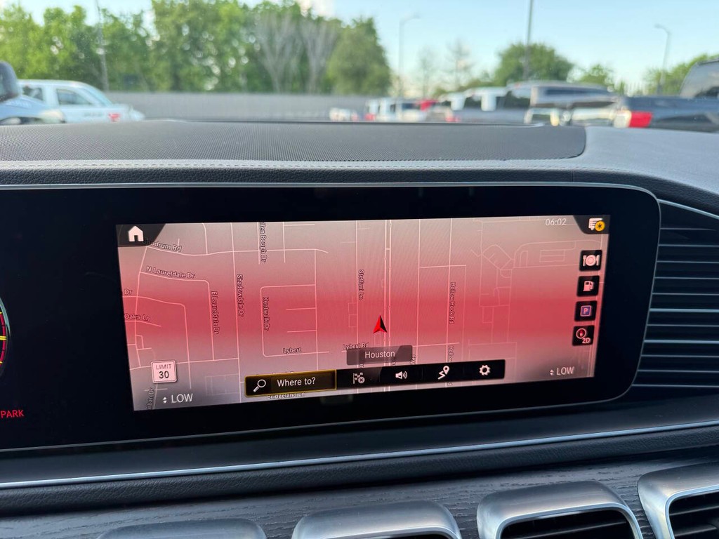 Mercedes-Benz GLE Vehicle Full-screen Gallery Image 25