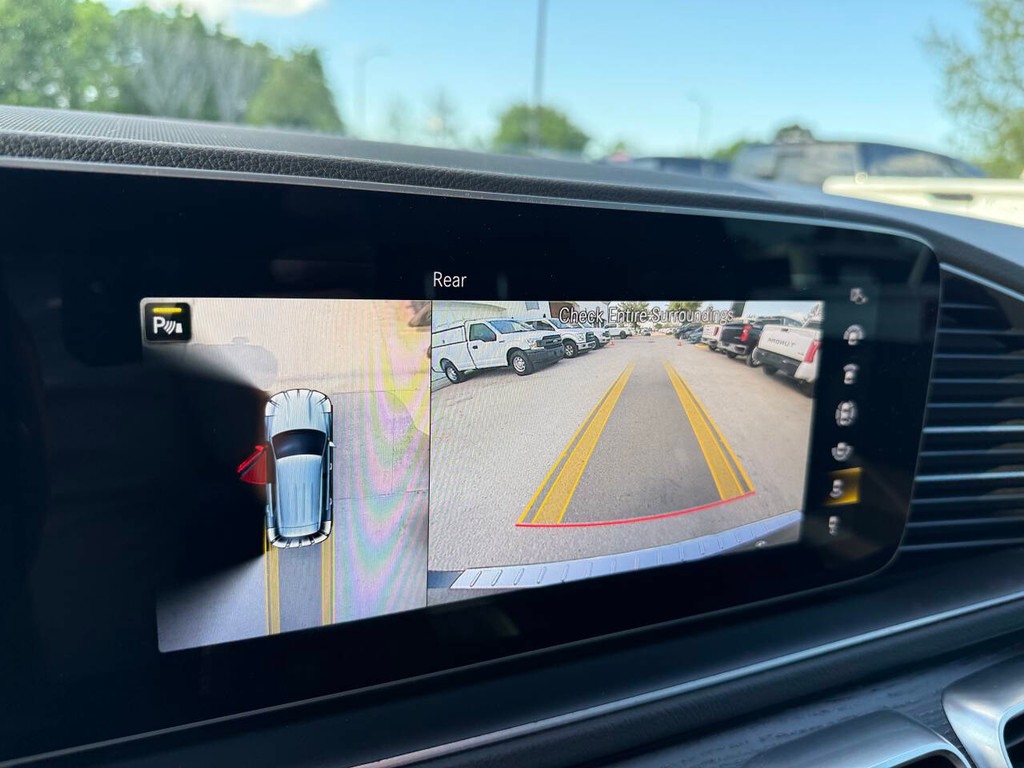 Mercedes-Benz GLE Vehicle Full-screen Gallery Image 26