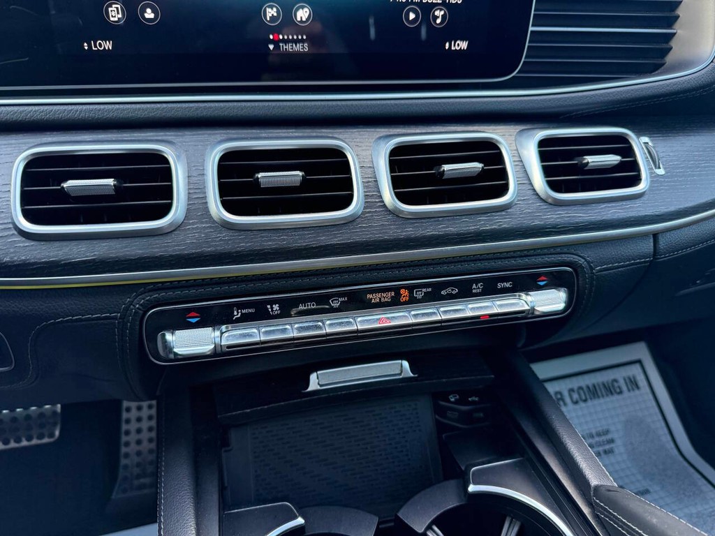 Mercedes-Benz GLE Vehicle Full-screen Gallery Image 27