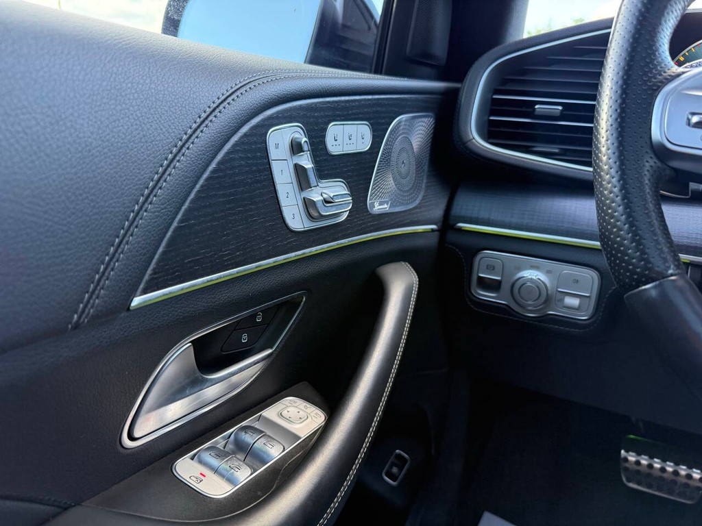 Mercedes-Benz GLE Vehicle Full-screen Gallery Image 29