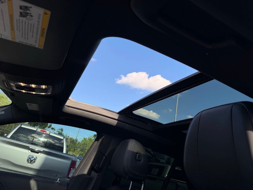 Mercedes-Benz GLE Vehicle Full-screen Gallery Image 30