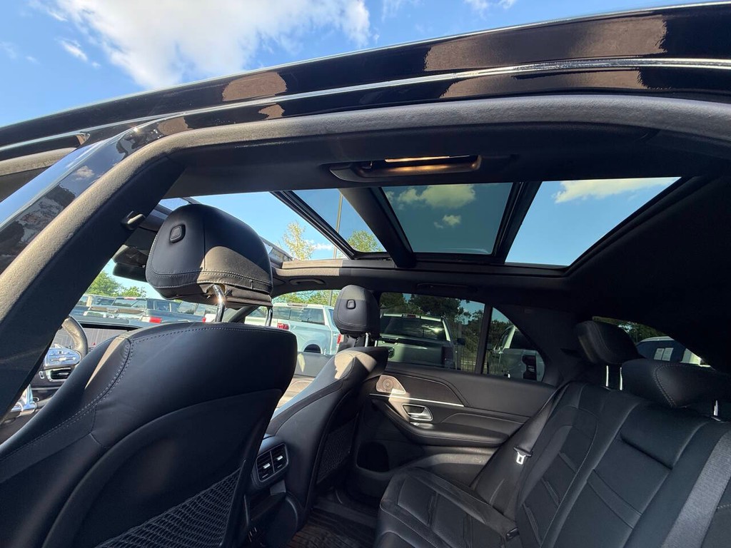 Mercedes-Benz GLE Vehicle Full-screen Gallery Image 31