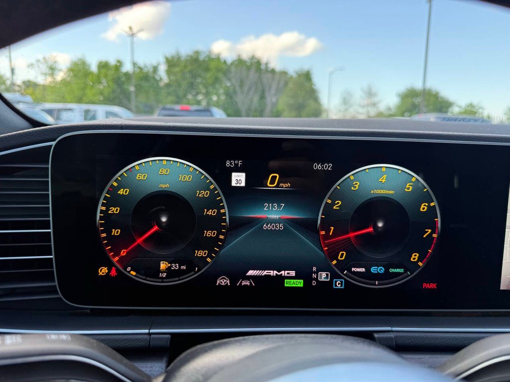 Mercedes-Benz GLE Vehicle Full-screen Gallery Image 32