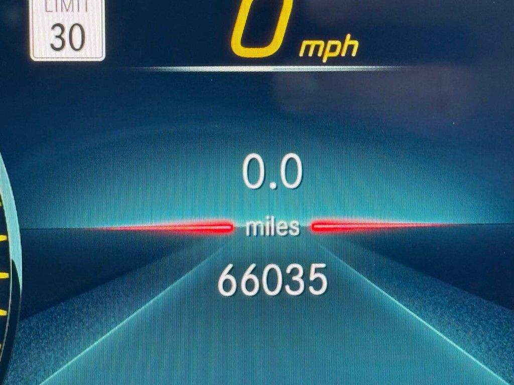 Mercedes-Benz GLE Vehicle Full-screen Gallery Image 33