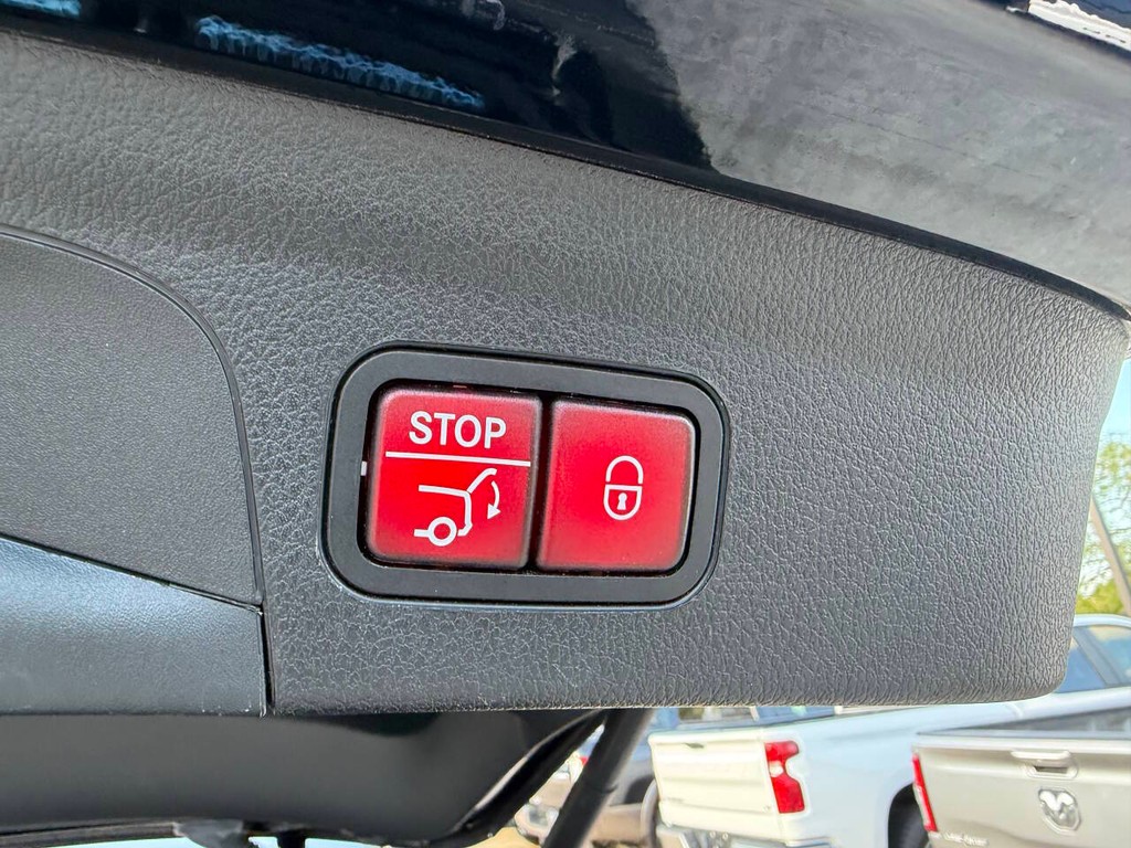 Mercedes-Benz GLE Vehicle Full-screen Gallery Image 39