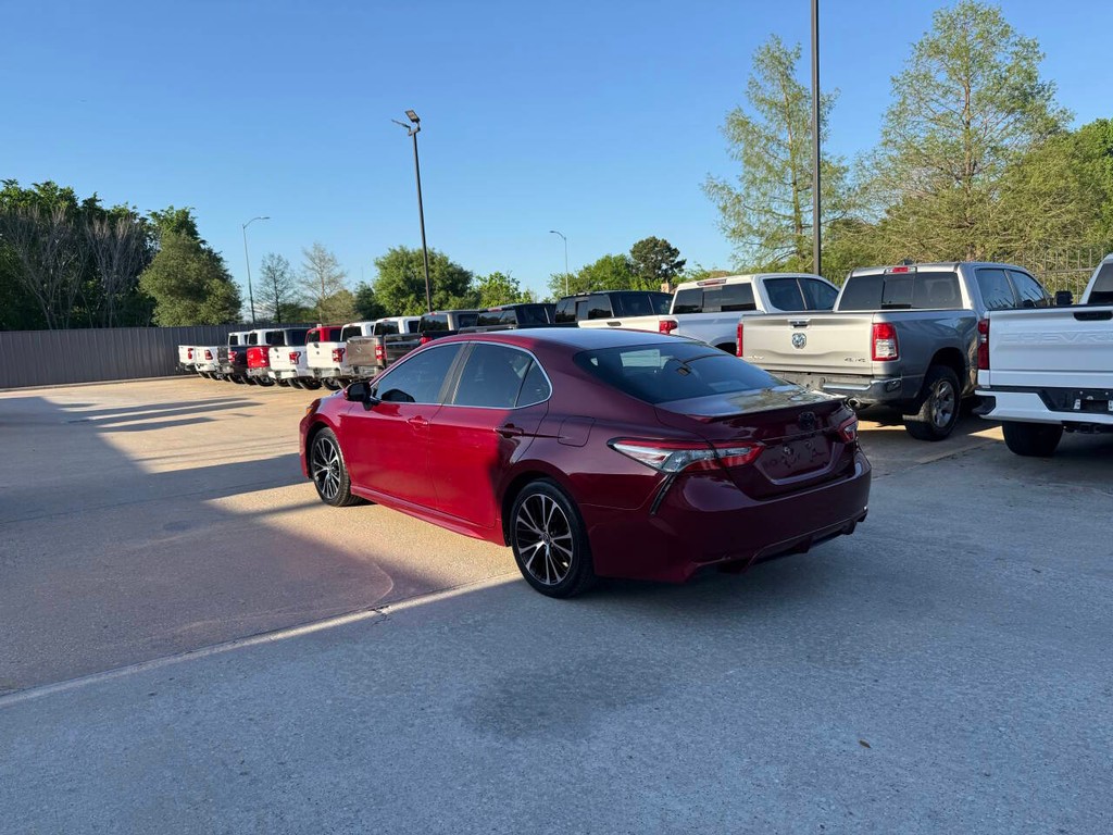 Toyota Camry Vehicle Full-screen Gallery Image 04