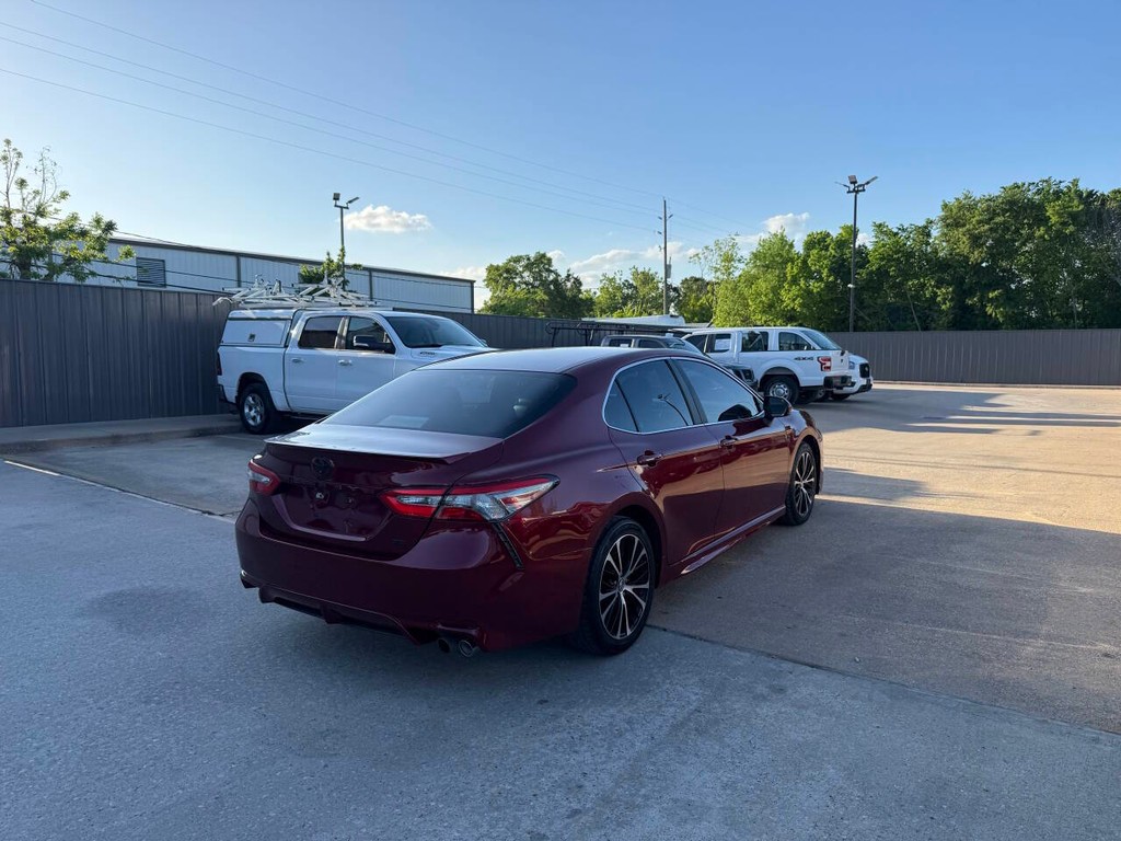 Toyota Camry Vehicle Full-screen Gallery Image 05