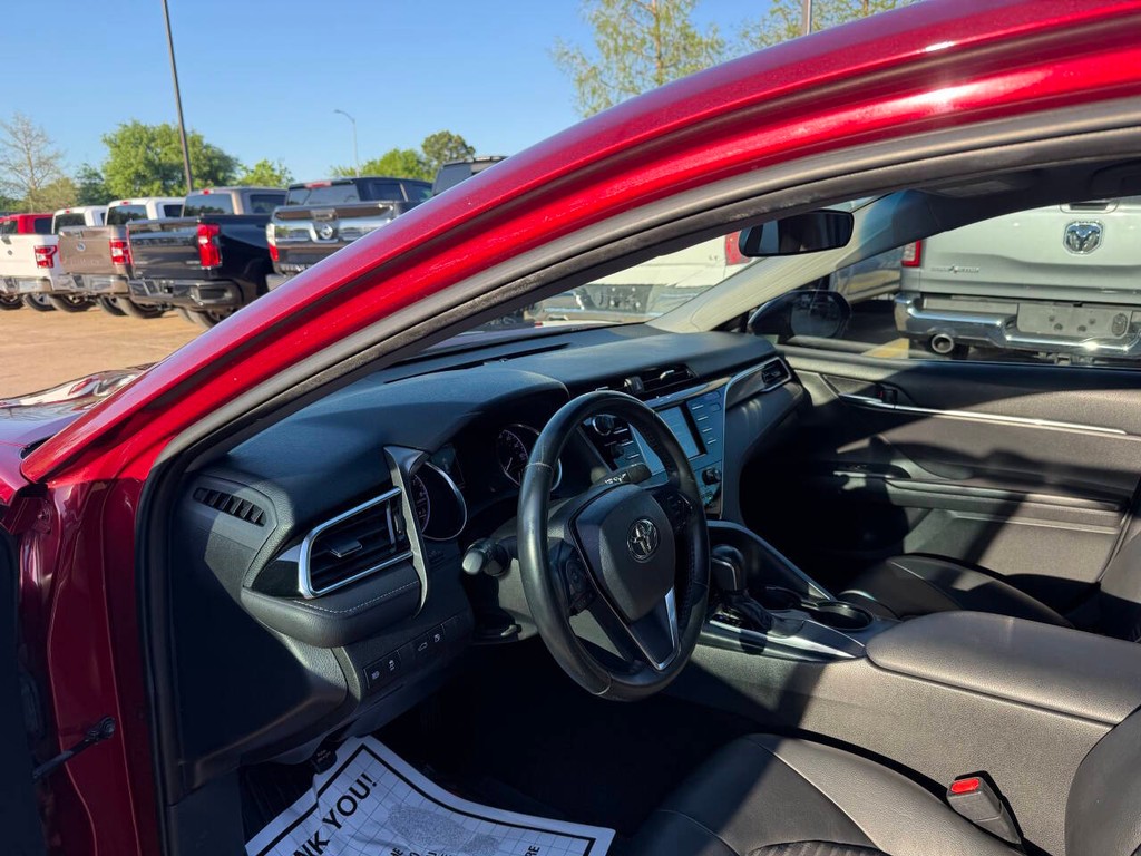 Toyota Camry Vehicle Full-screen Gallery Image 06