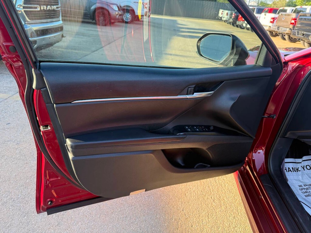 Toyota Camry Vehicle Full-screen Gallery Image 08