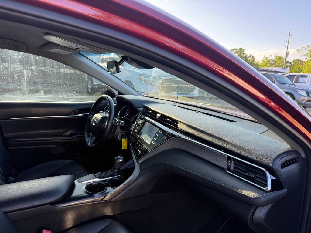 Toyota Camry Vehicle Full-screen Gallery Image 09