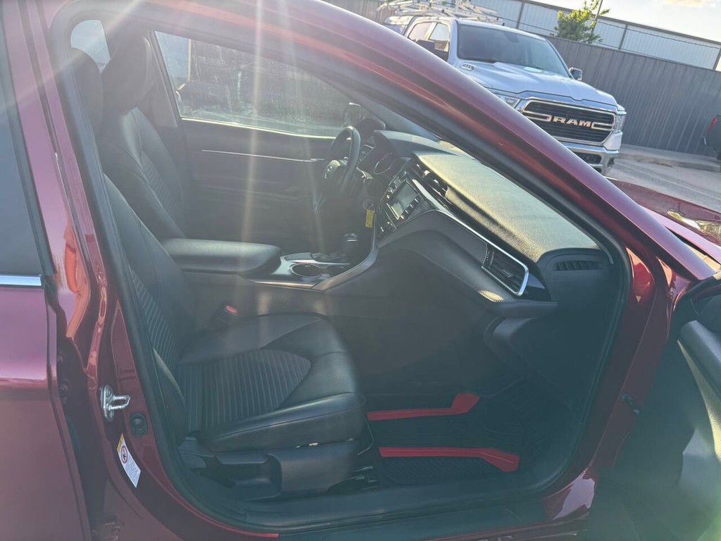 Toyota Camry Vehicle Full-screen Gallery Image 10