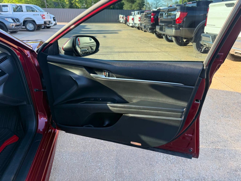 Toyota Camry Vehicle Full-screen Gallery Image 11