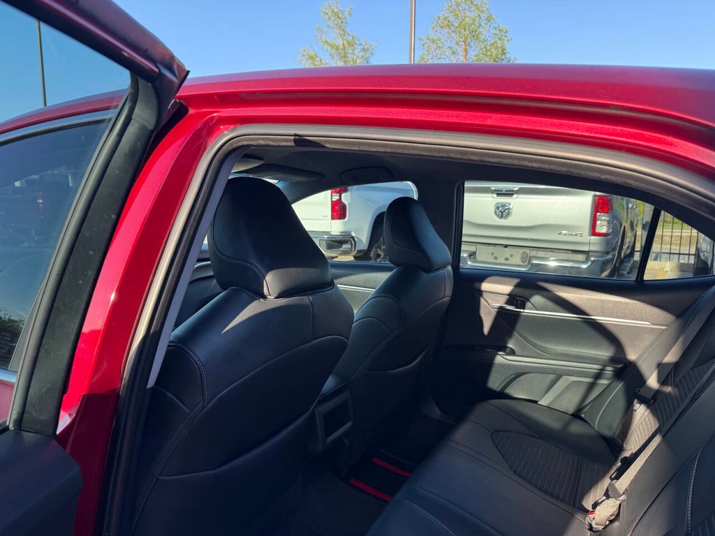 Toyota Camry Vehicle Full-screen Gallery Image 12